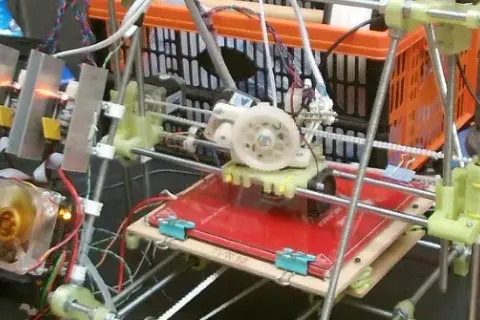 Kto wymyślił drukarkę 3D? Poznaj historię i pionierów