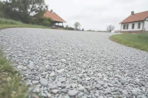 Jak obliczyć tłuczeń na podjazd? Poradnik eksperta (m³ i tony)