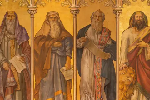 Czterech proroków Starego Testamentu w bogatych szatach, trzymających zwoje. Jeden z nich, Daniel, głaszcze lwa.