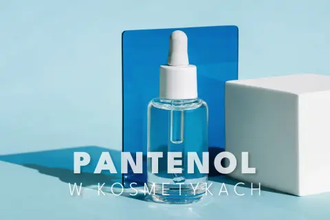 Szklana buteleczka z pipetką, na tle niebieskiego szkła i białego sześcianu. Napis "Pantenol w kosmetykach" wyjaśnia, pantenol co to za składnik.