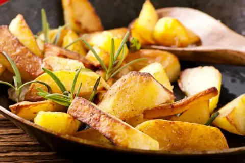 Ile pieką się ziemniaki w piekarniku? Odkryj najlepsze czasy i temperatury