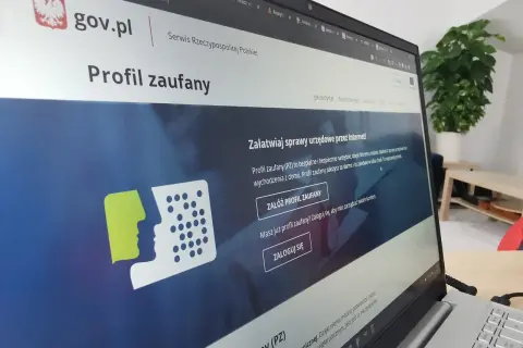 Na ekranie laptopa widoczna jest strona gov.pl z informacją o Profilu Zaufanym. Dowiedz się, jak przedłużyć profil zaufany i załatwiać sprawy urzędowe online.