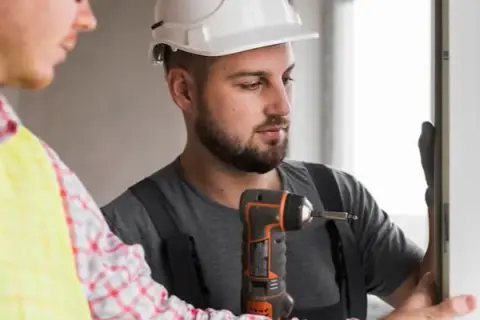 Kiedy wstawiać okna do stanu surowego, aby uniknąć problemów?