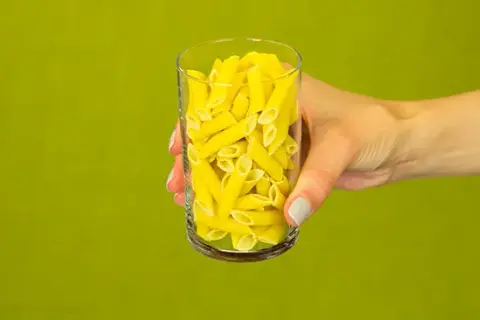 Makaron bezglutenowy tuczy? Sprawdź, co naprawdę wpływa na wagę!