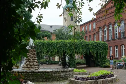 Fontanna i zielone arkady w centrum miasta, idealne miejsce na relaks. Odkryj atrakcje Leszna i okolic!