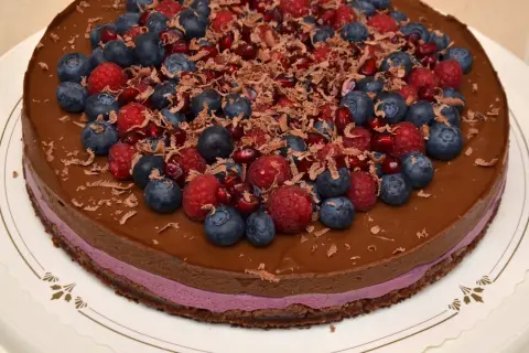 Chokladtårta med bär och granatäpple, en härlig sockerfri tårta som ser lika god ut som den smakar.