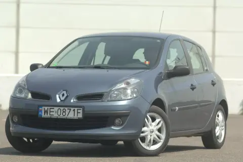 Szary Renault Clio 2, gotowy do jazdy, z nowymi żarówkami mijania.