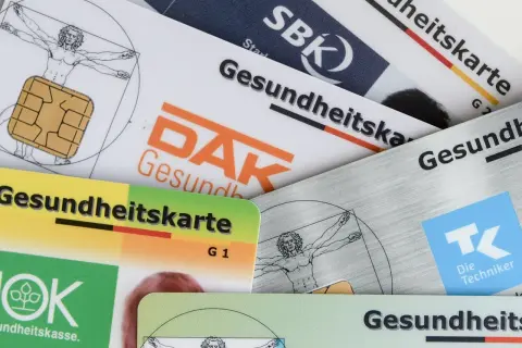 Gesundheitskarten verschiedener Kassen wie DAK, TK, SBK, IKK. Vielleicht gibt es ein ikk innovationskasse bonusprogramm 500 euro.