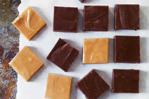 Fudgebitar i två färger, choklad och ljusare karamell. Perfekt fudge temperatur för en härlig konsistens.