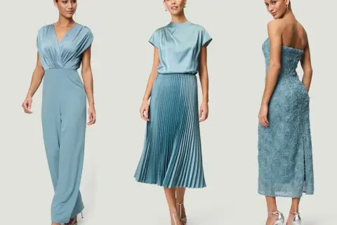 Drei Damen in eleganten blauen Kleidern, perfekt für die Hochzeit der Brautmutter.