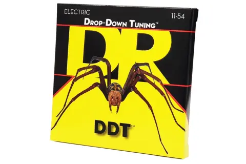 Pudełko strun gitarowych z pająkiem i napisem "DROP-DOWN TUNING". Idealne do ciężkich brzmień.