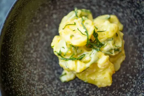Cremiger Kartoffelsalat mit Mayonnaise und frischen Kräutern, ein köstliches Rezept für jede Gelegenheit.