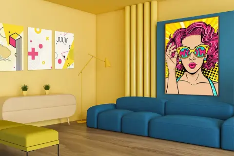 Żywy salon z meblami w stylu pop art. Obraz z kobietą w okularach "WOW" przyciąga wzrok.