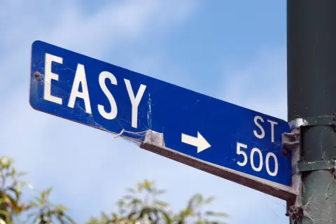 Straßenschild "EASY ST 500" im blauen Himmel. Was bedeutet "ez" im Chat? Ganz einfach, wie diese Straße!