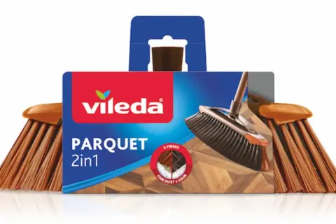 Vileda Parquet 2in1: scopri come si lava il parquet con questa scopa, ideale per raccogliere polvere e capelli.