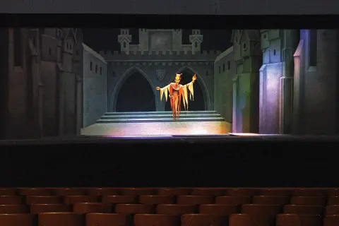 Eine gruselige Figur steht auf der Bühne von Gerhards Marionettentheater vor einer Burgkulisse.