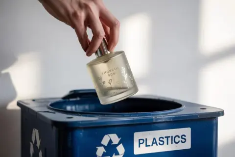 Gdzie wyrzucić flakon po perfumach? Poznaj najlepsze sposoby recyklingu