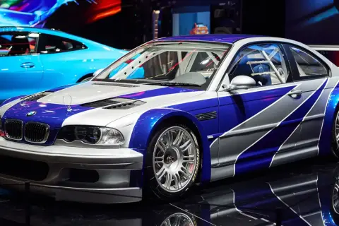 Wyścigowe BMW M3 GTR w niebiesko-srebrnym malowaniu, gotowe do akcji.