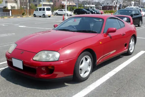 Czerwona Toyota Supra, sportowe coupe, które budzi pytania: toyota supra ile ma koni?