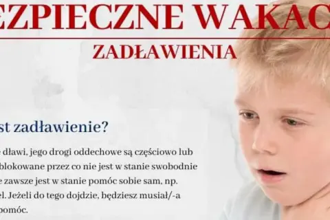 Chłopiec z otwartymi ustami i ręką na szyi, symbolizujący zadławienie. Tekst informuje o bezpiecznych wakacjach i zagrożeniu zadławieniem.