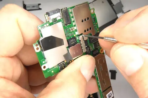 Nokia 800: Wymiana baterii łatwa (Tough) czy trudna (Lumia)?
