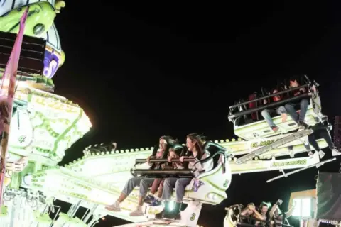 Gente disfrutando de atracciones en el recinto ferial de Valdespartera.
