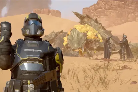 Helldivers 2 crossplay: żołnierze w pancerzach walczą z potworem na pustyni.