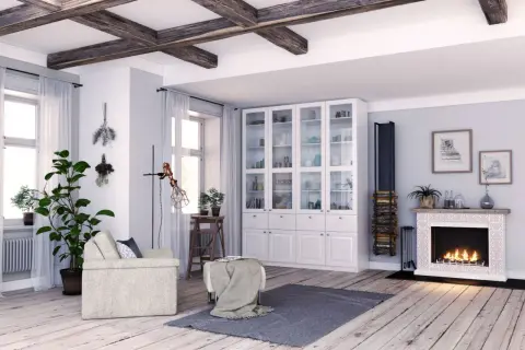 Gemütliches Wohnzimmer im amerikanischen Landhausstil mit Kamin, Bücherregal und Holzbalkendecke.