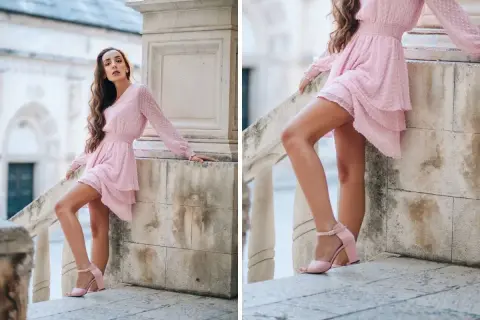 Kobieta w pudrowej sukience i pasujących do niej sandałkach na obcasie. Idealne buty do pudrowej sukienki na letnie wyjście.