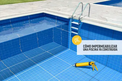 Piscina con escaleras y pistola de masilla, lista para impermeabilizar piscina con mortero.