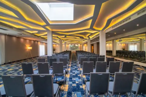 Nowa sala konferencyjna z nowoczesnym oświetleniem i wygodnymi krzesłami. Idealne miejsce na spotkania, jak sugerują pozytywne green garden hotel opinie.