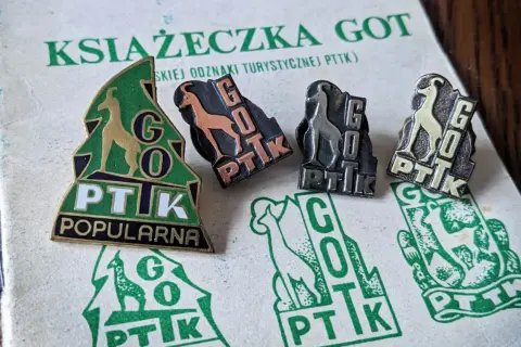 Książeczka GOT z odznakami turystycznymi PTTK. Kolekcjonerskie odznaki GOT z kozicą i napisami PTTK.