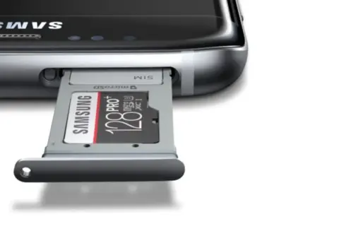 Insertando una tarjeta micro SD Express de 128GB en un teléfono Samsung para expandir su almacenamiento.