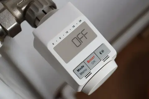 Cyfrowa głowica termostatyczna temperatury na grzejniku, wyświetla "OFF".