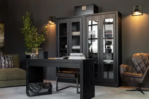 Mörkt och stilrent hemmakontor med bokhylla, skrivbord, läderfåtölj och soffa. Perfekt hemmakontor inspiration för den som gillar lyxig design.