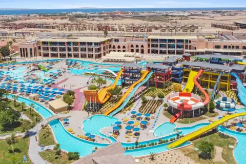 Największy aquapark w Egipcie oferuje mnóstwo zjeżdżalni i basenów, idealnych na rodzinne wakacje.