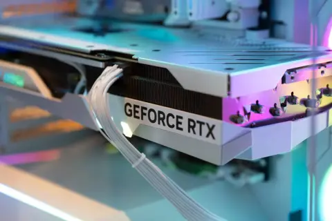 Ein "GeForce RTX" Schriftzug auf einer Grafikkarte, umgeben von RGB-Beleuchtung. Ob sie ein Bottleneck darstellt, hängt vom Rest des Systems ab.