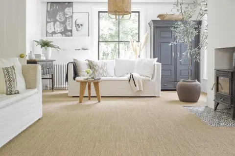 Un salon cosy avec un tapis en jonc de mer, idéal pour un style naturel. Avantages : esthétique, inconvénients : entretien.