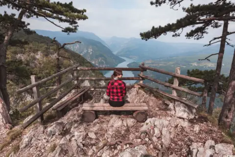 Widok na rzekę z punktu widokowego w Serbii. To miejsce, które warto zobaczyć, oferuje zapierającą dech w piersiach panoramę.