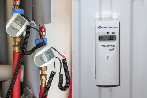Dwa podzielniki ciepła na rurach grzewczych i jeden na grzejniku pokazują, jak działa podzielnik ciepła, mierząc zużycie energii.