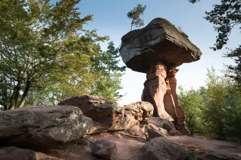 Der Teufelstisch bei Dahn, ein faszinierendes Naturdenkmal und eines der schönsten ausflugsziele rheinland pfalz, ragt majestätisch in den Himmel.