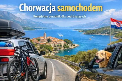 Dwa samochody na drodze z widokiem na chorwackie wybrzeże, jeden z rowerami, drugi z psem w oknie.
