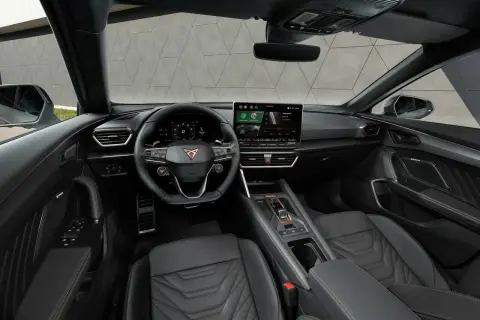 Interni sportivi e moderni della Cupra Formentor: volante con logo, ampio display centrale e sedili in pelle con cuciture a contrasto.