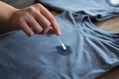 Jak zmyć atrament z bluzy? Skuteczne sposoby na trudne plamy