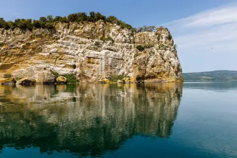 Scogliera imponente sul Lago di Bolsena, che ci ricorda che origine ha il lago di Bolsena: un cratere vulcanico.