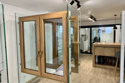 Drewniane okno z podwójnymi szybami w salonie okien i drzwi.