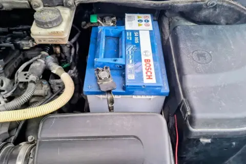 Bilbatteriet är blått och märkt BOSCH. Det kan vara orsaken till att bilen inte vill kallstarta.
