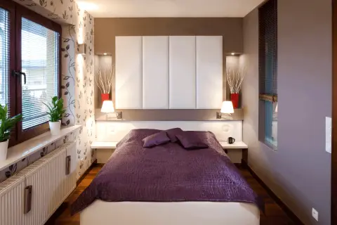 Camera da letto singola con letto matrimoniale, copriletto viola, testiera imbottita bianca e decorazioni moderne. Ideale per chi cerca idee per misure camera da letto singola.