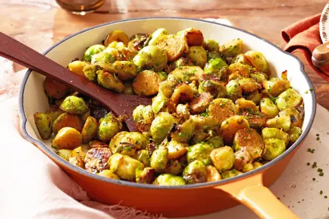 Leckere Rosenkohl Rezepte Pfanne mit gebratenem Rosenkohl und Kräutern, serviert in einer gusseisernen Pfanne.