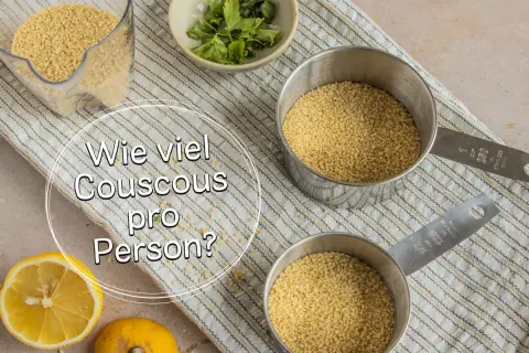 Zutaten für Couscous: Messbecher mit Couscous, Zitronen und Kräuter. Die Frage "Wie viel Couscous pro Person?" wird gestellt.